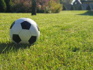 皮耶罗炫球技，想不到挨了儿子一脚偷袭 ……这脚法怎么样？（配图示意）